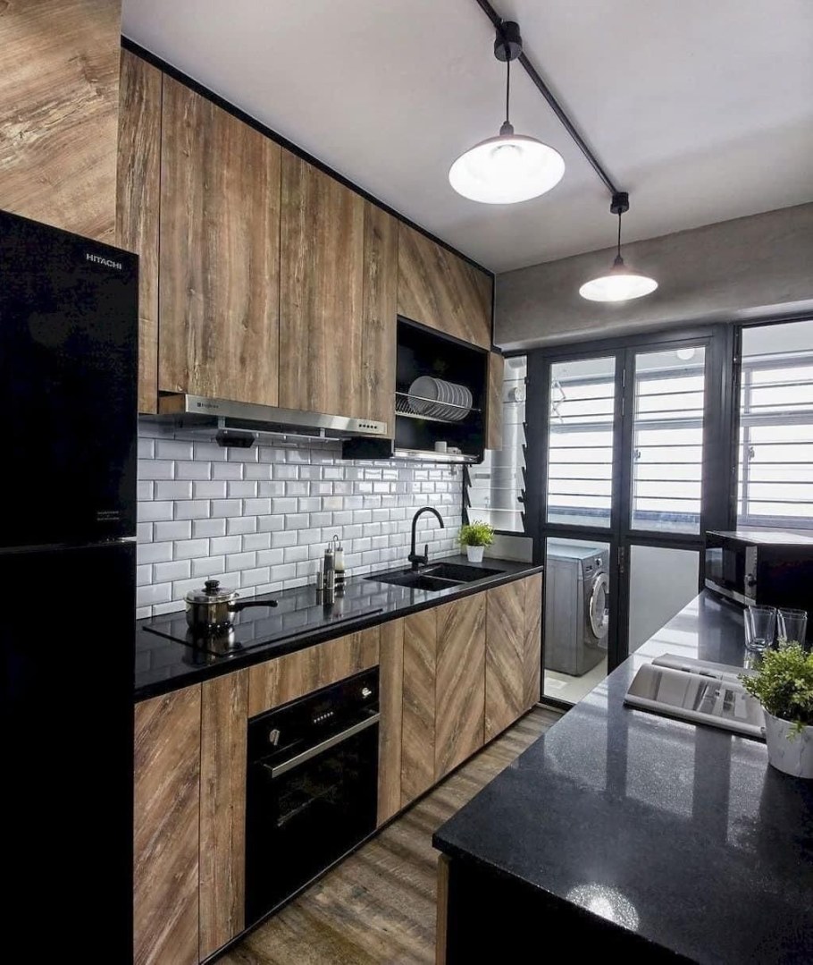 Кухня под дерево с черной столешницей