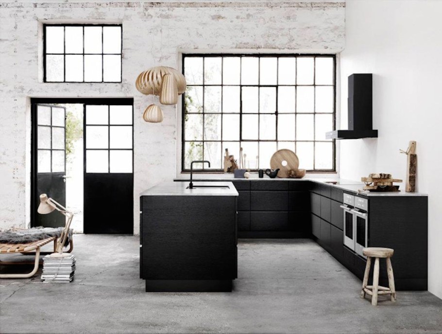 Черная кухня в стиле лофт