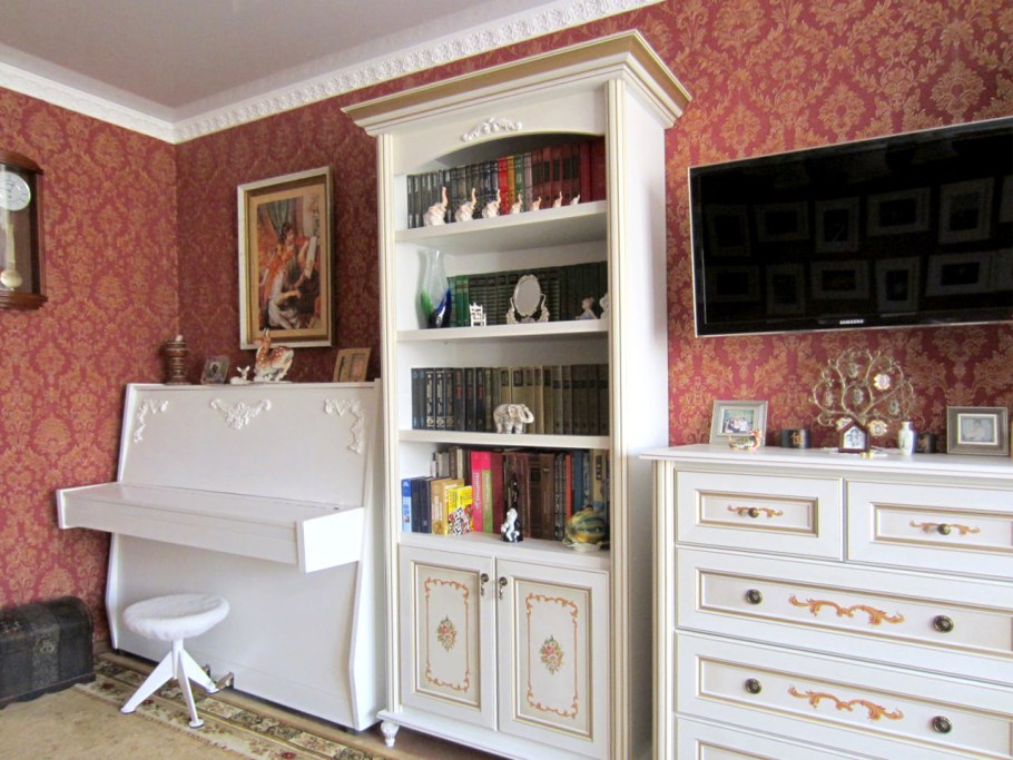 Старый сервант в современном интерьере