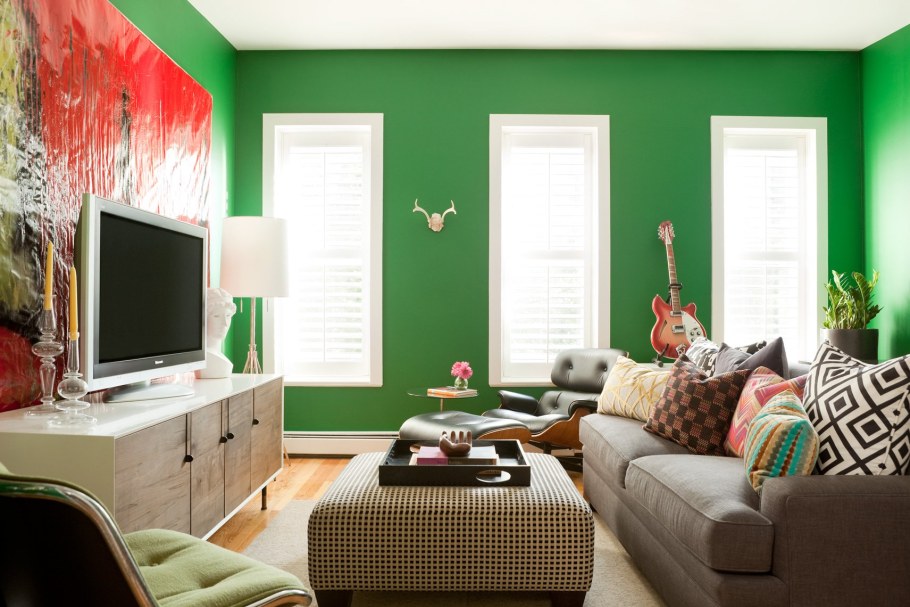 Комната с зелеными стенами