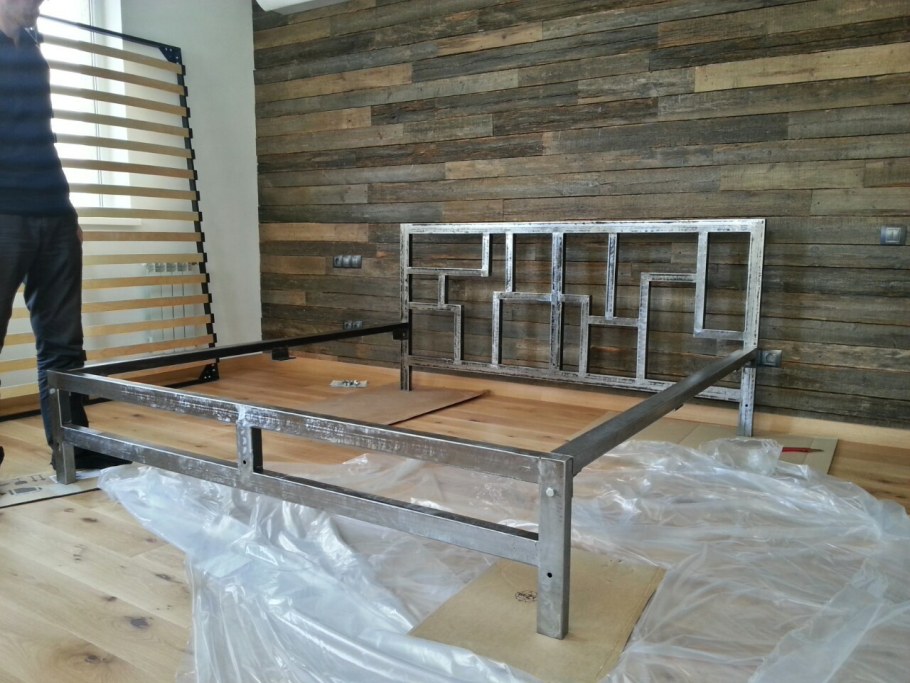 Кровать в стиле лофт Индастриал из металла