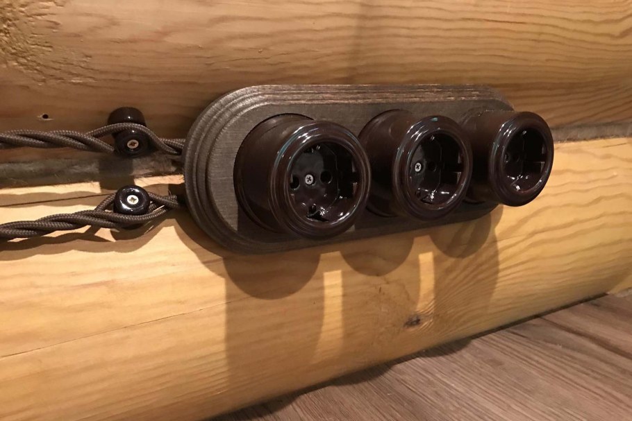 Ретро розетки в деревянном доме