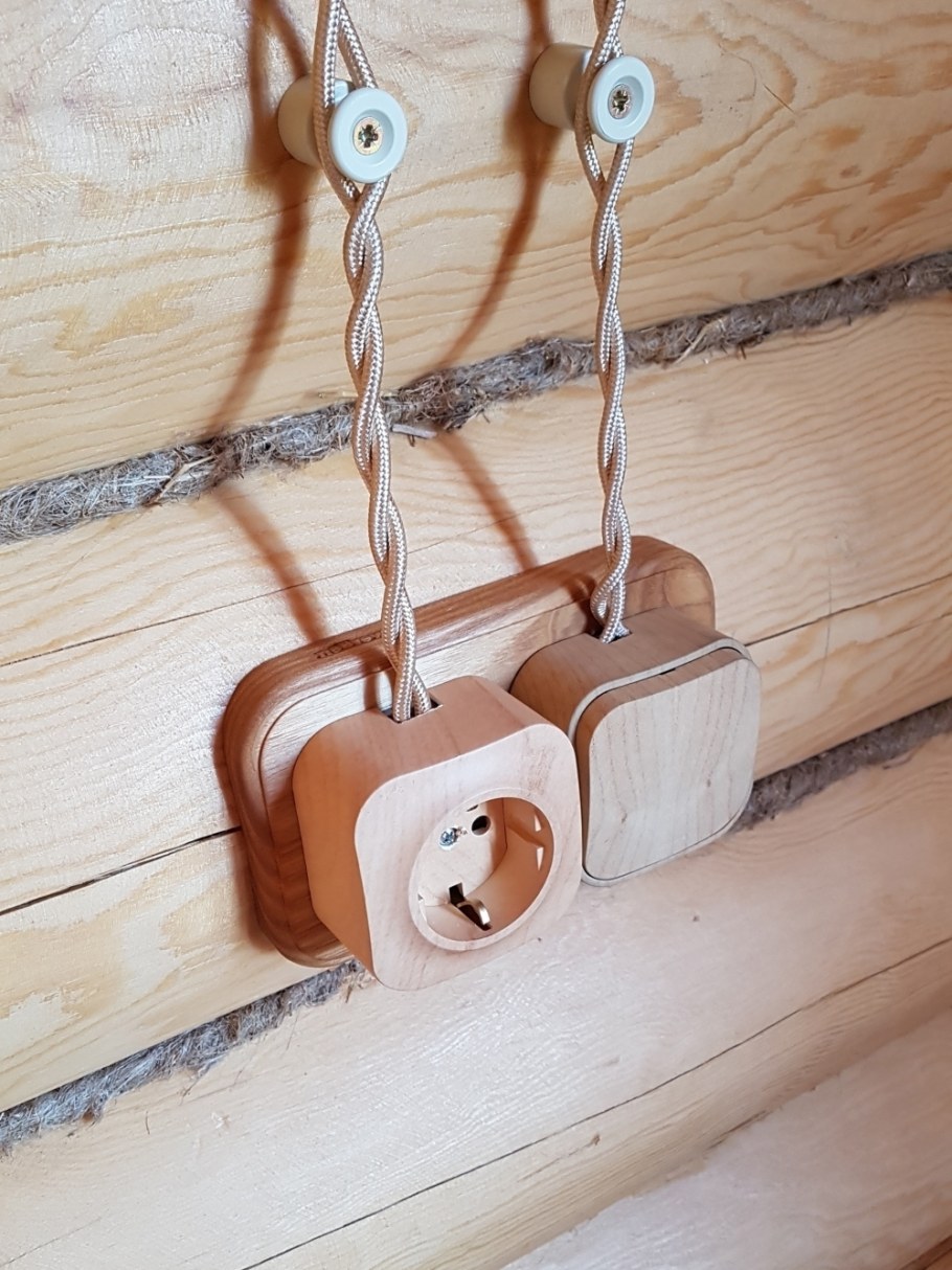 Розетка для наружной проводки 3- Legrand