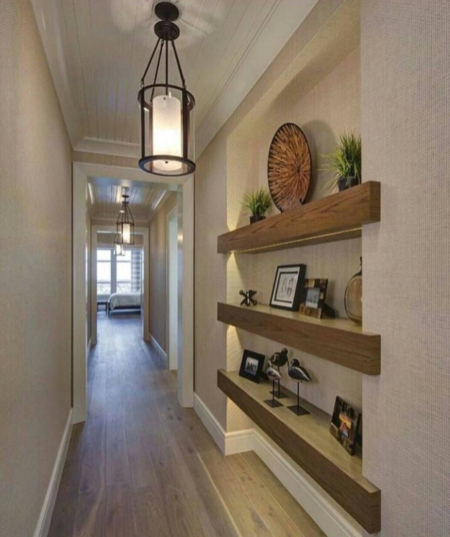 Интерьер длинной прихожей