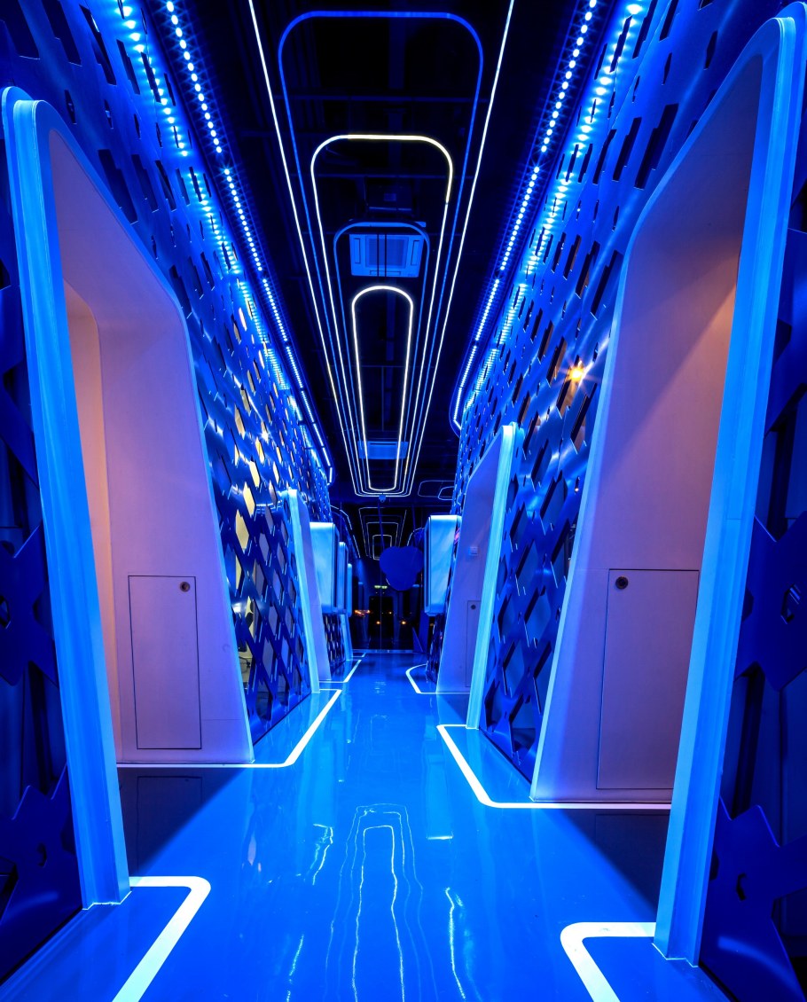 Неоновый коридор