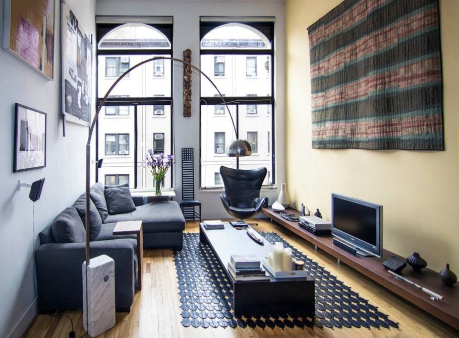 Гостиная с длинными окнами