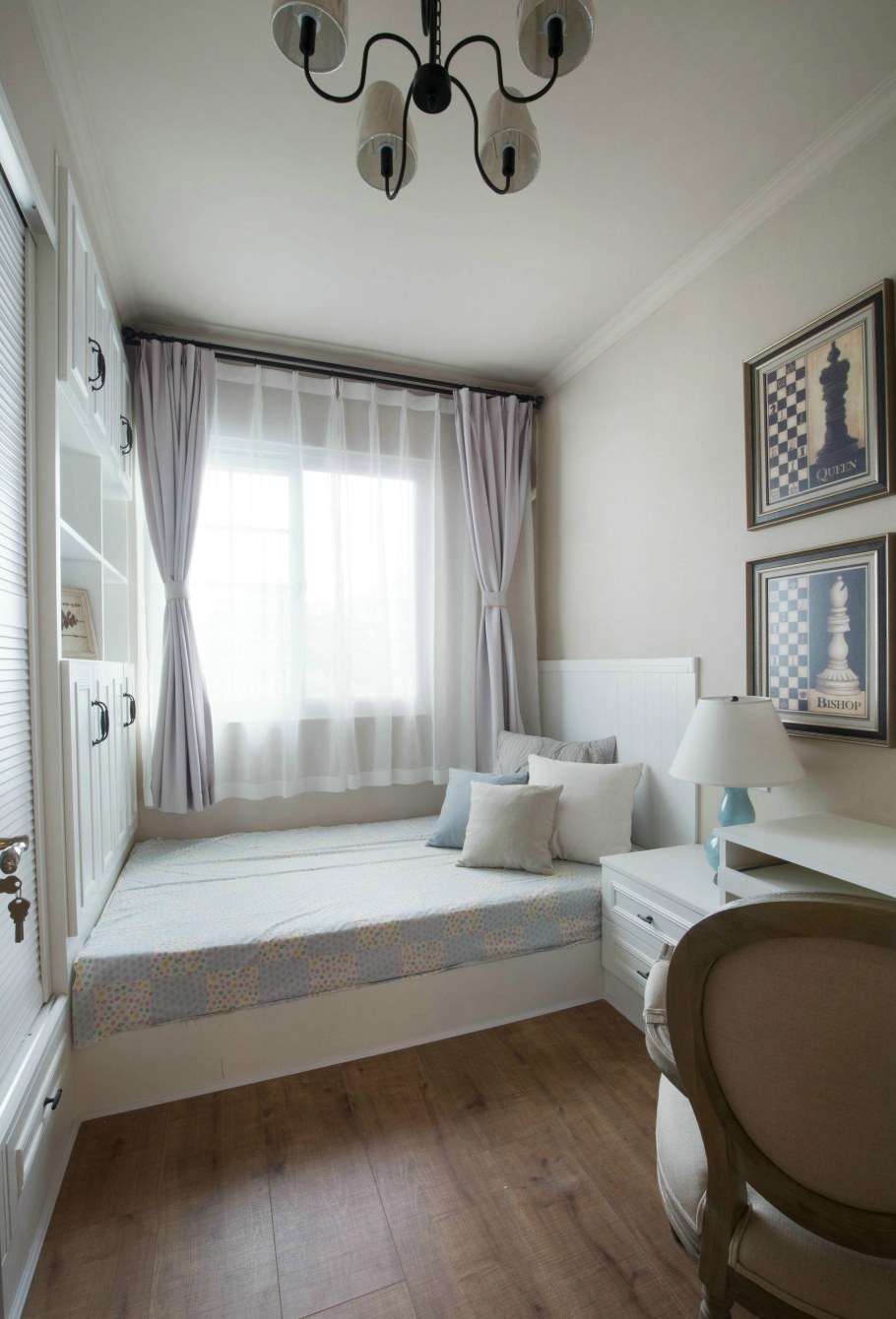 Кровать возле окна