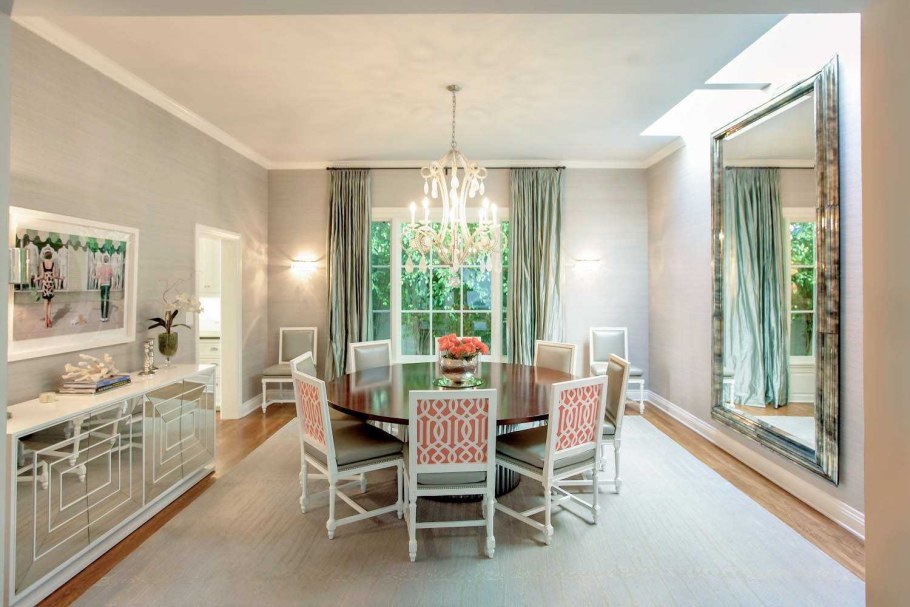 Зеркала в интерьере гостиной для расширения пространства