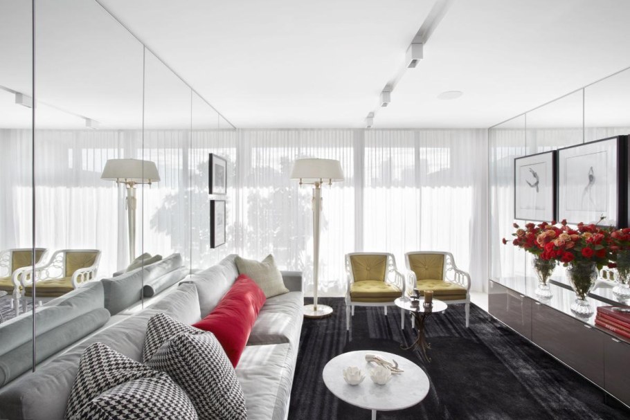 Гостиная с зеркальной стеной