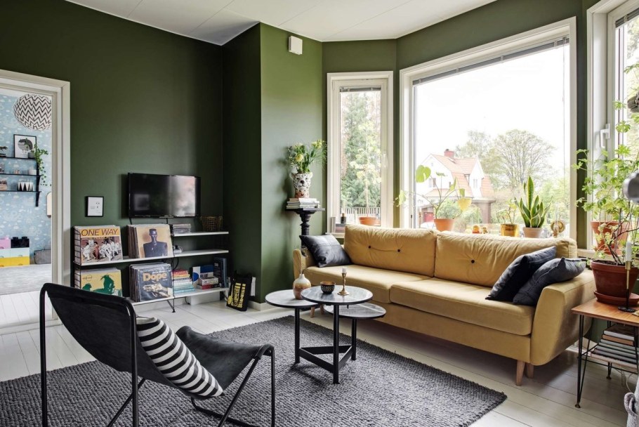 Оливковые стены в интерьере гостиной