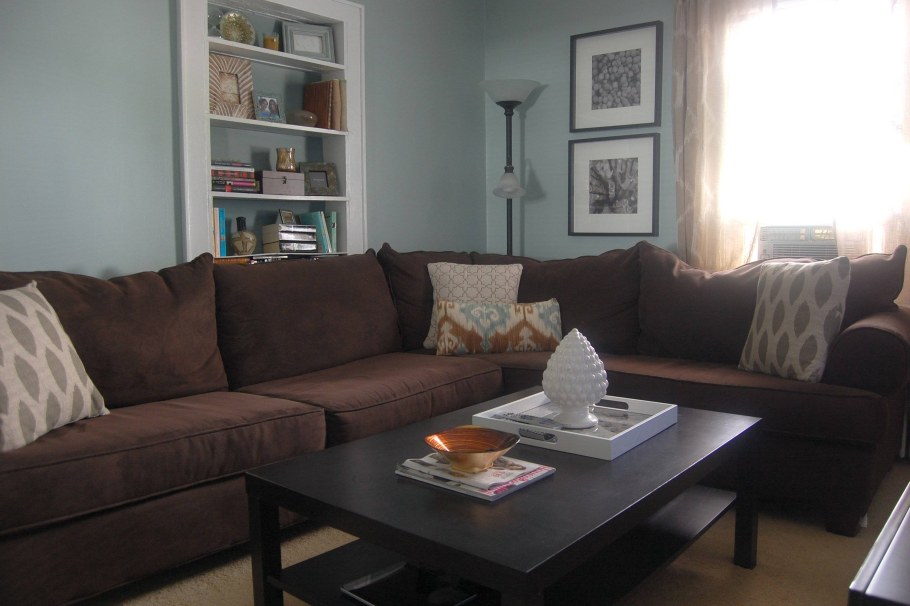 Гостиная с коричневым диваном