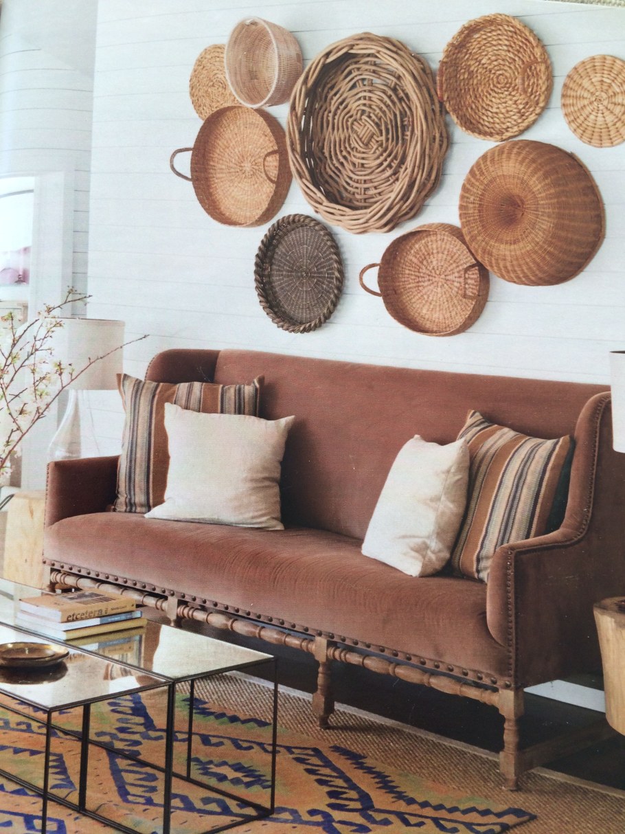 Плетеные тарелки на стену в интерьере