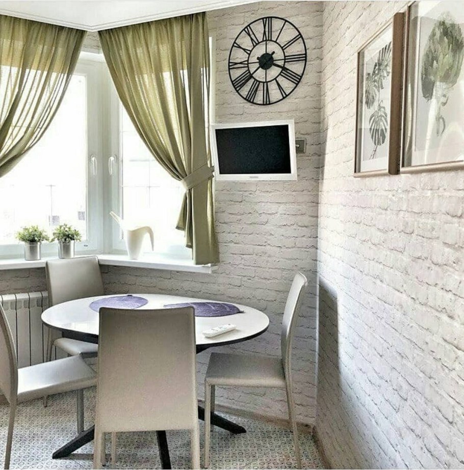 Белая кирпичная стена в интерьере кухни