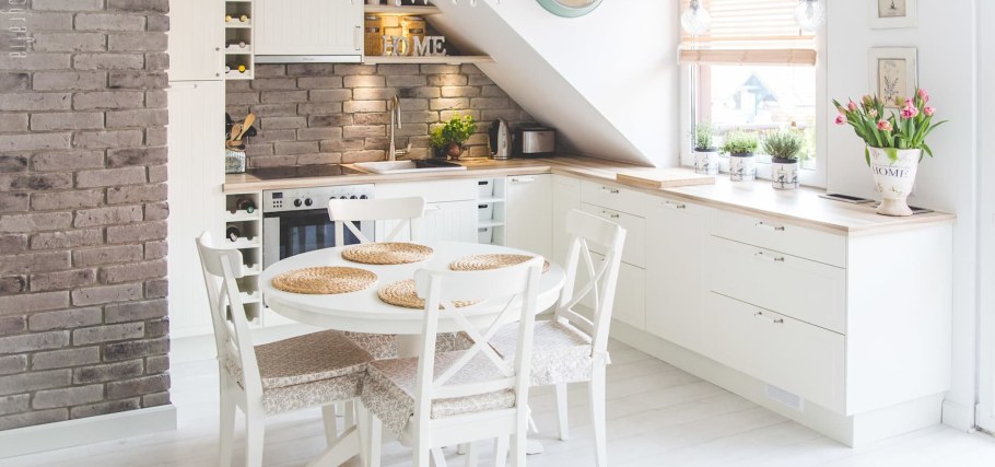 Белая кирпичная стена на кухне