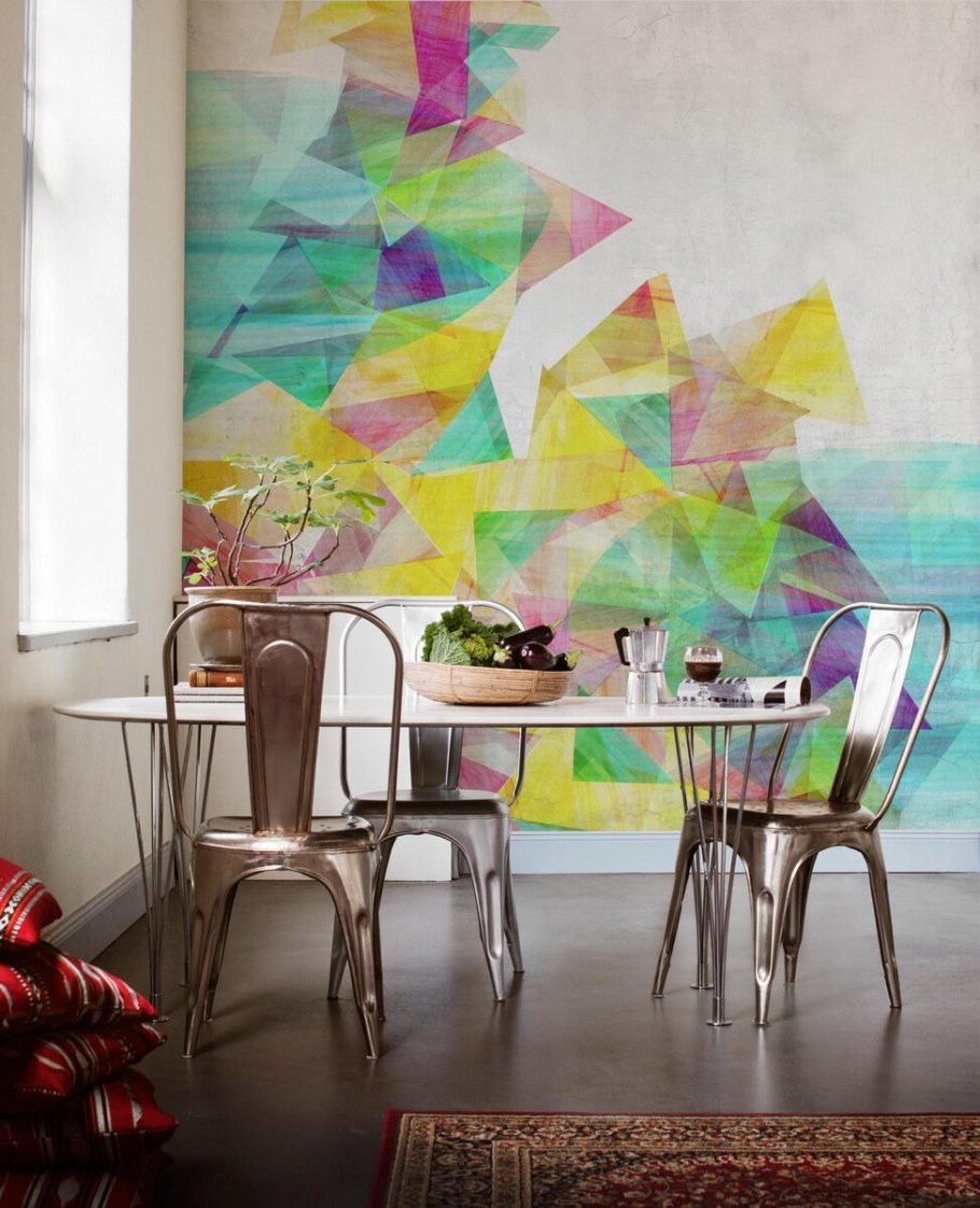 Абстракция на стене в интерьере