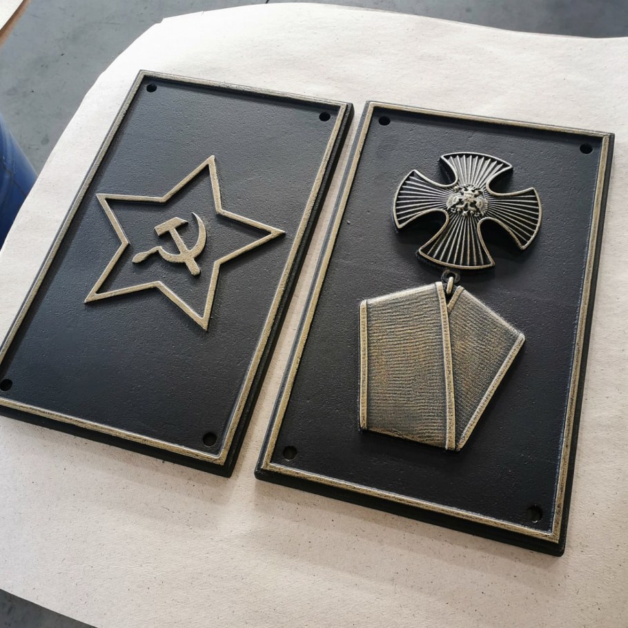 Министр обороны Украины. Браслет со свастикой. Фото