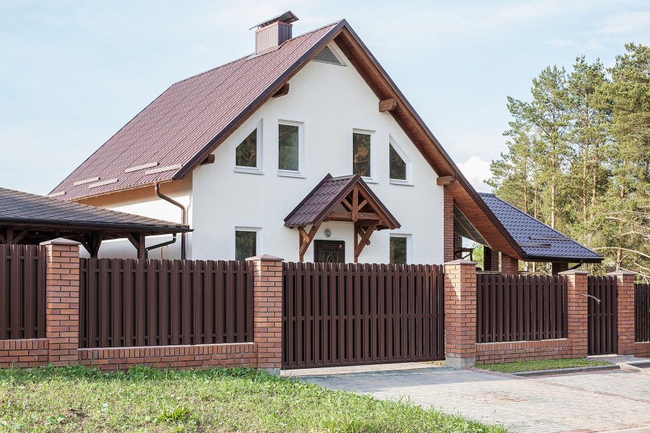 Евроштакетник кирпичные столбы RAL 8017