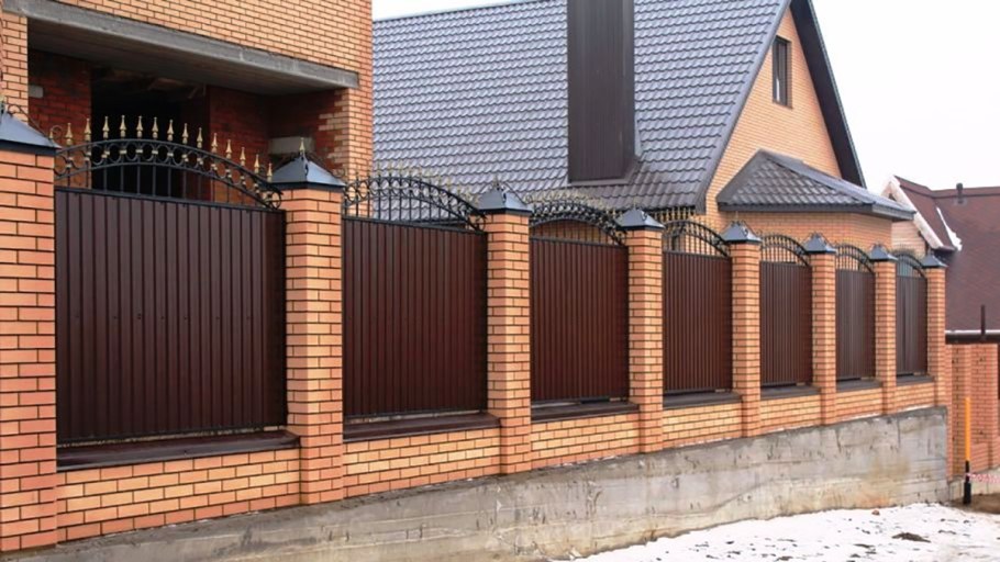 Забор из кирпича и профнастила