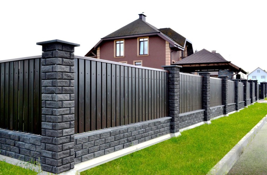 Красивый фасадный забор