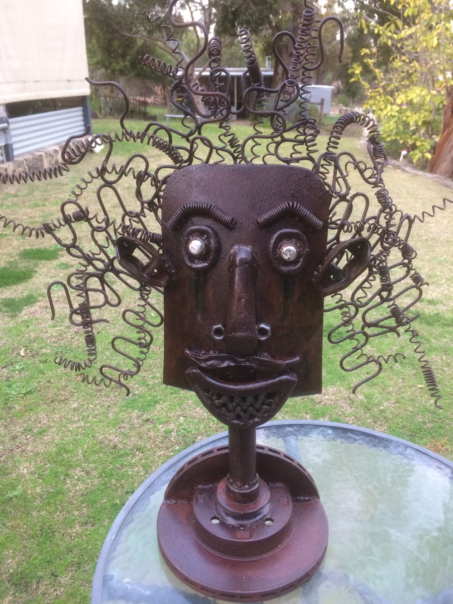 Садовые фигуры из металлолома