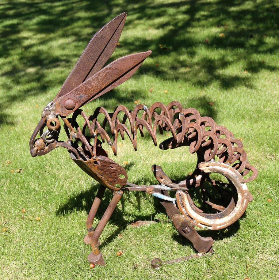 Садовые скульптуры из металлолома