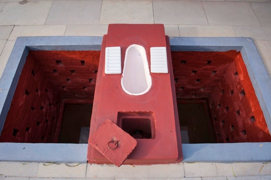 Дачный туалет из кирпича