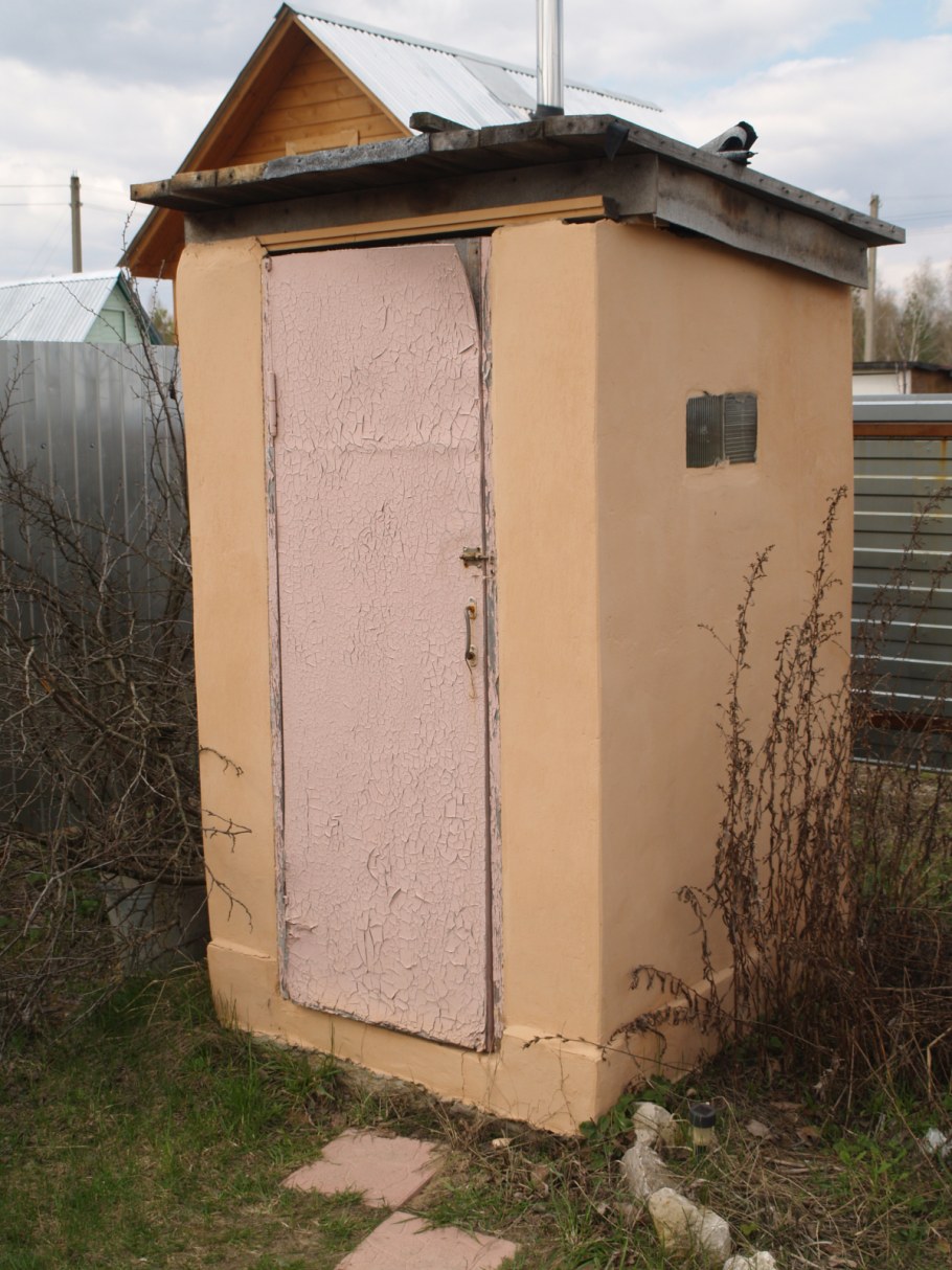 Кирпичный уличный туалет
