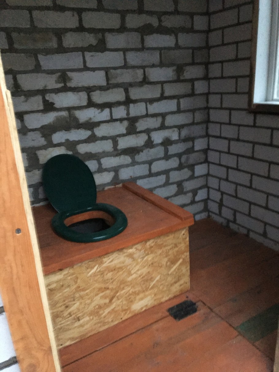 Туалет из кирпича на даче