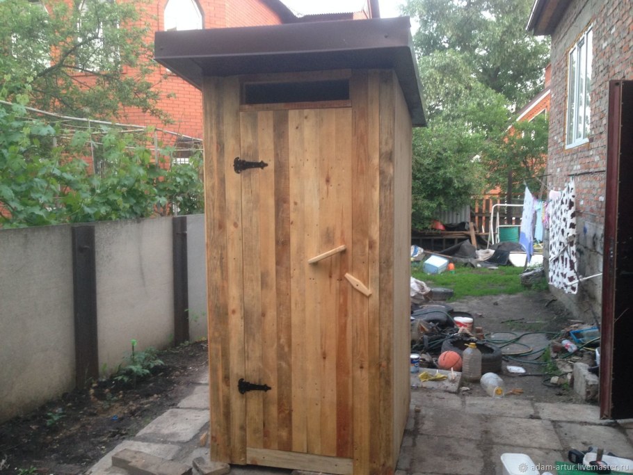 Уличный туалет кирпичный фото