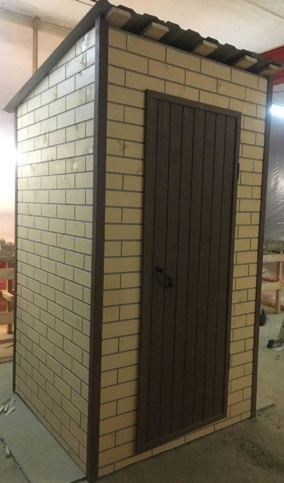 Уличный туалет из кирпича