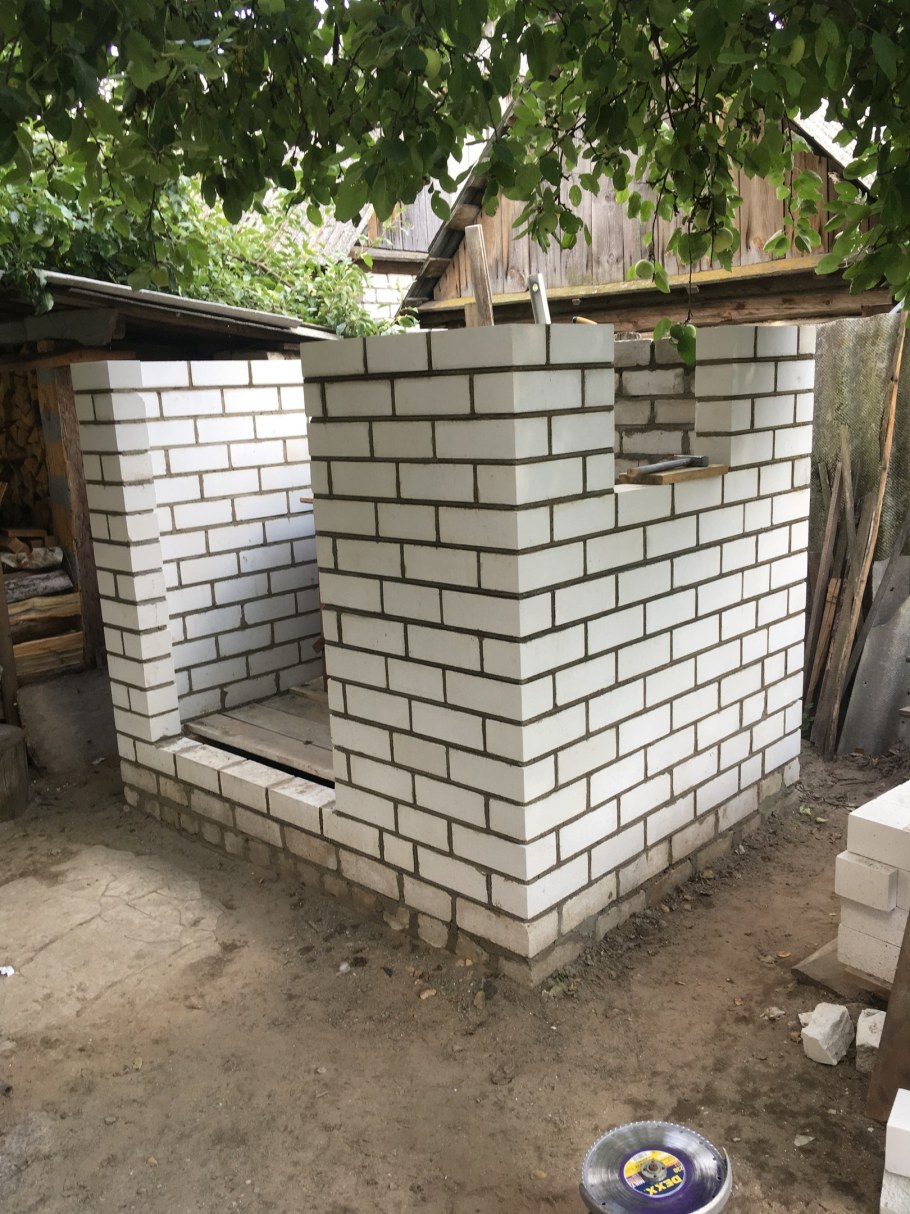 Кирпичный уличный туалет