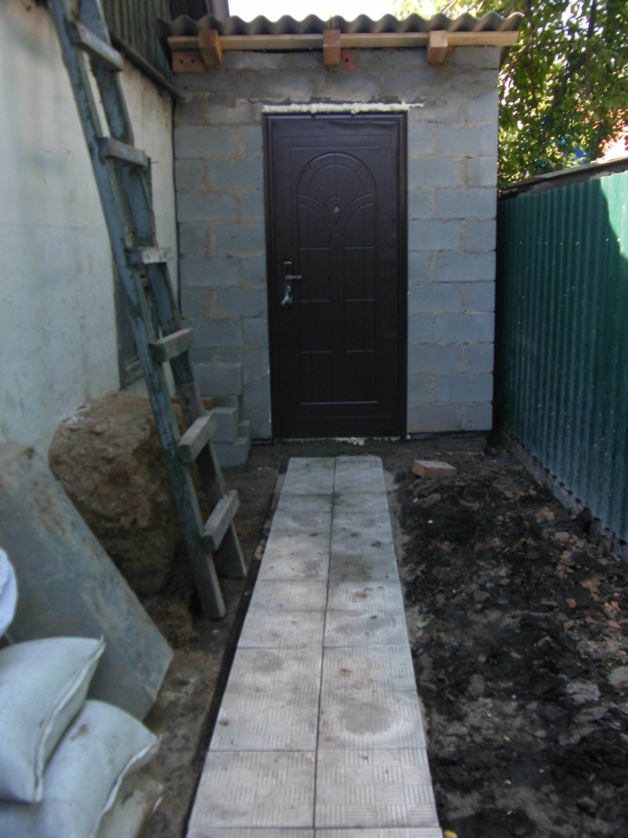 Кирпичный уличный туалет