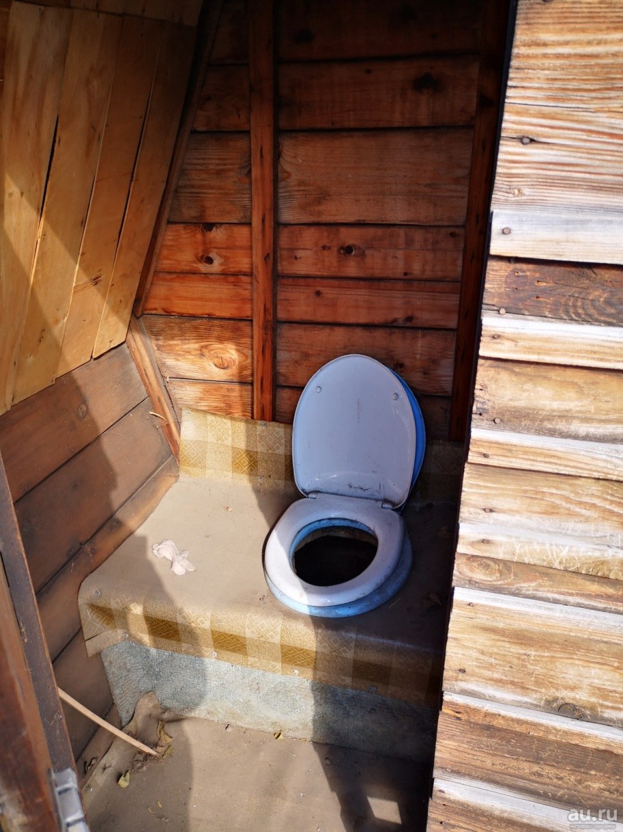 Кирпичный уличный туалет