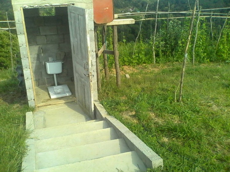 Туалет из кирпича на даче