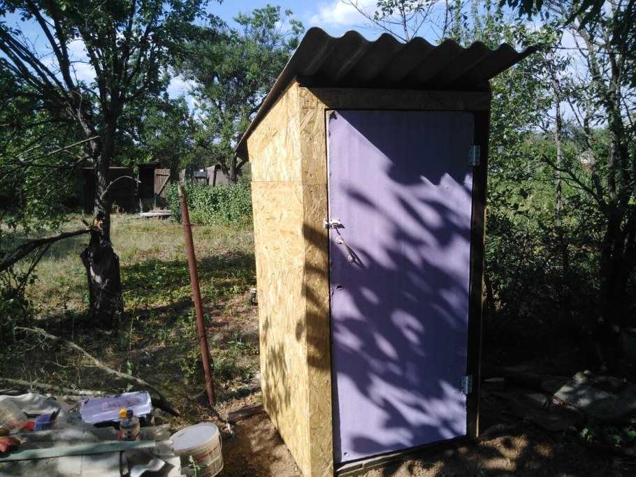 Кирпичный уличный туалет