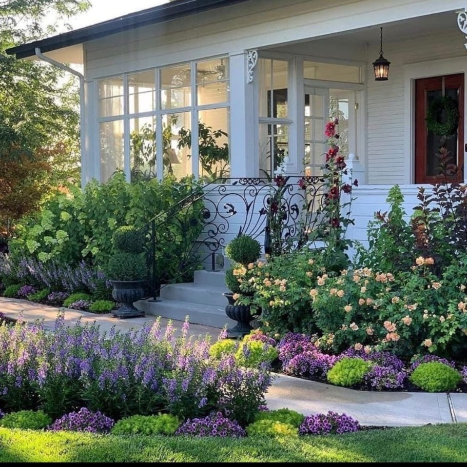 Клумба возле крыльца