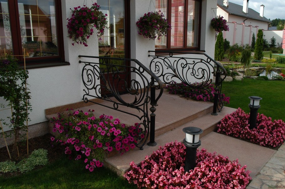 Цветник в палисаднике перед домом