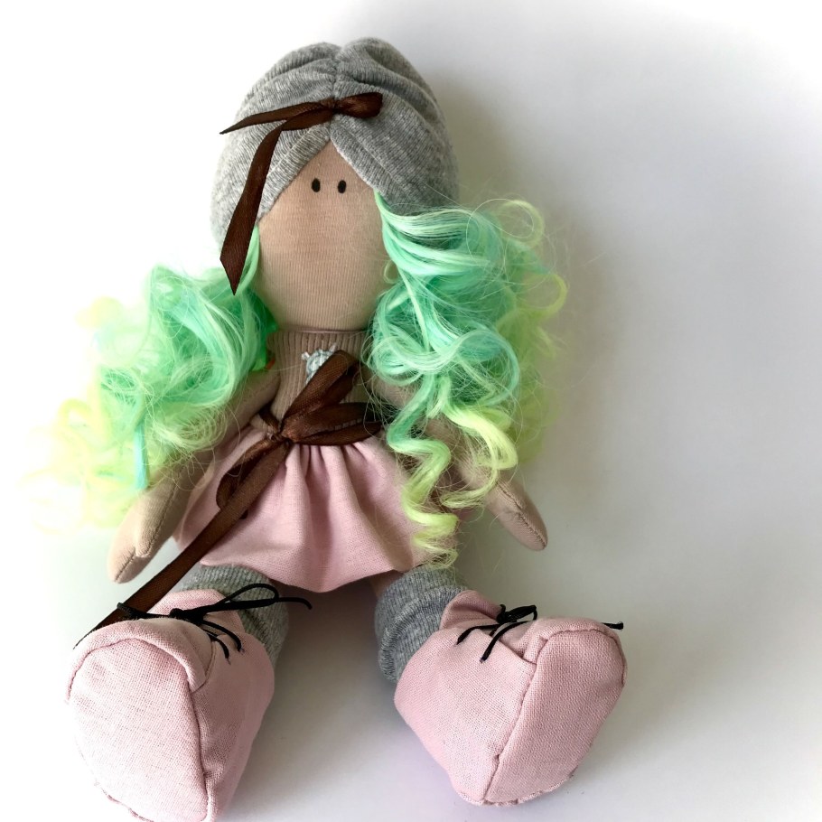 Интерьерная кукла в мятном цвете