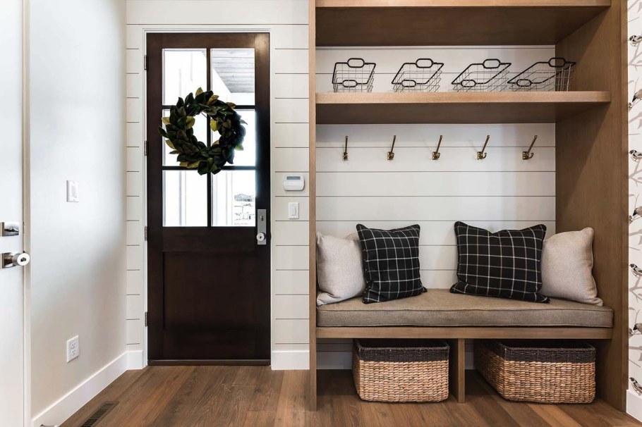 Интерьер маленькой прихожей в частном доме