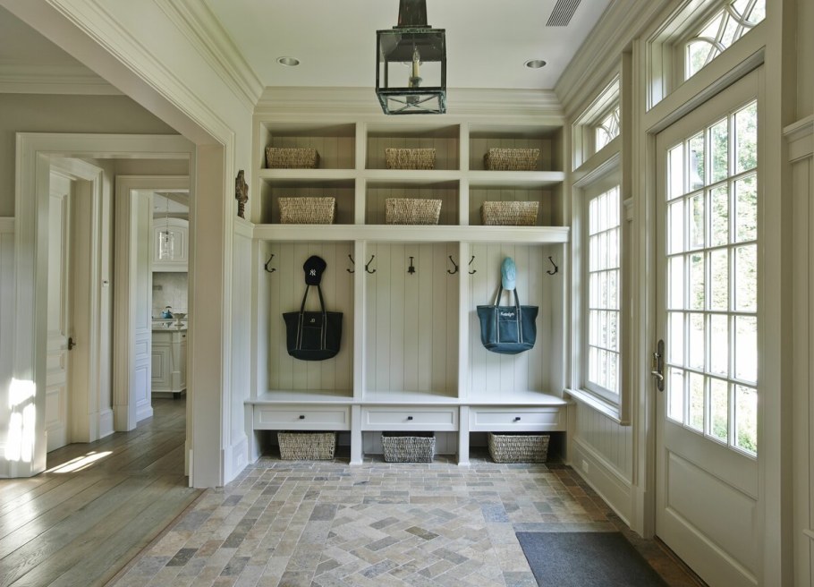 Прихожая в деревенском стиле