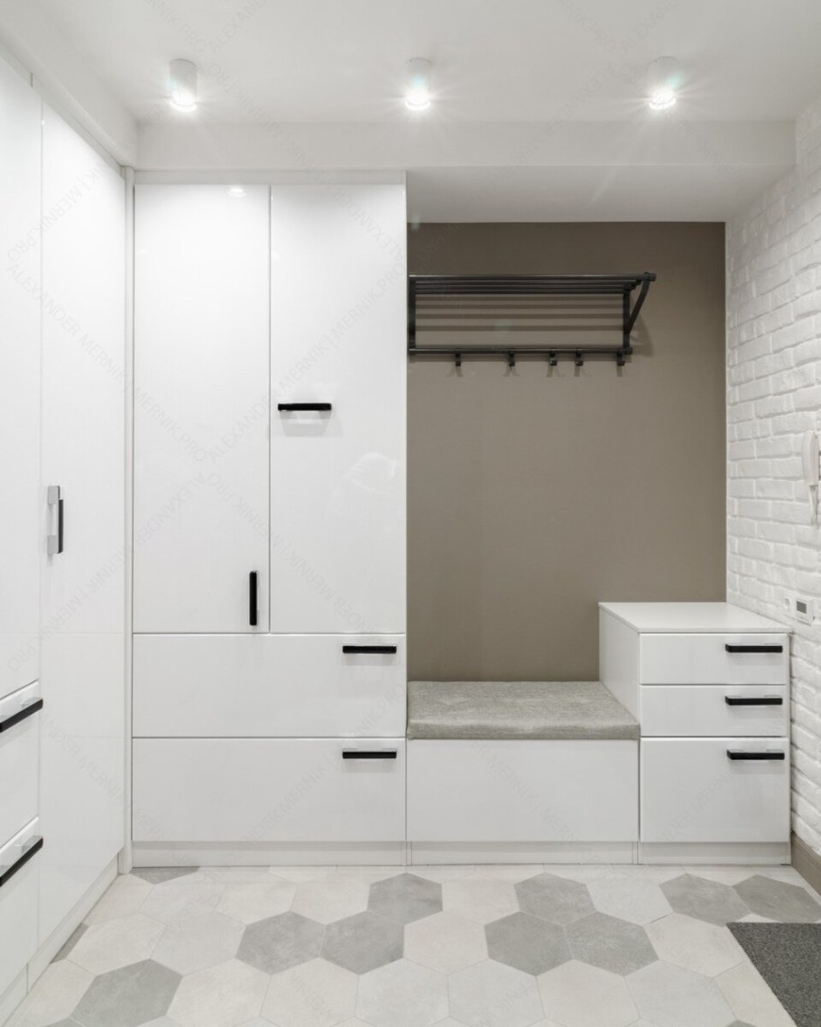 Белая прихожая в современном стиле