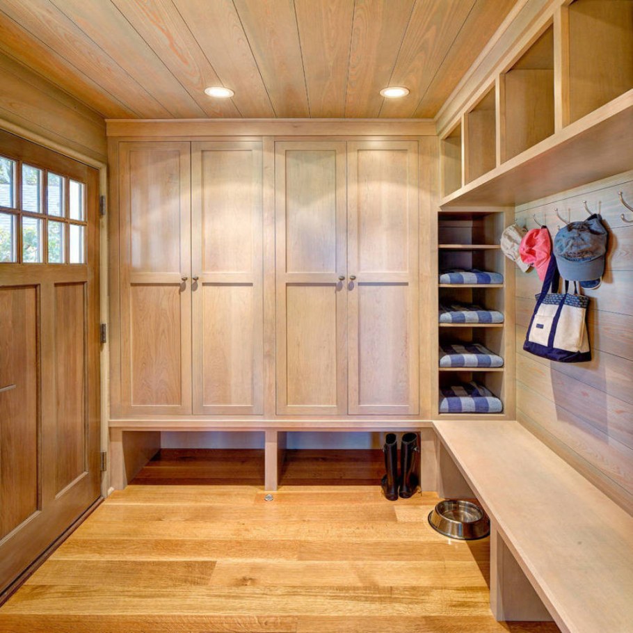 Прихожая в деревянном доме