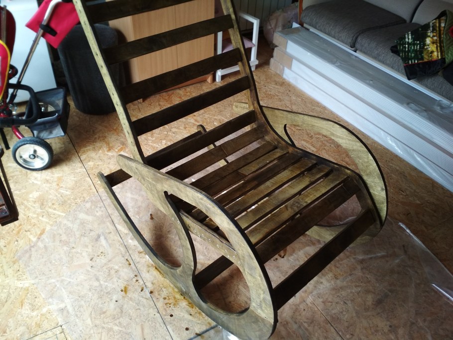 Кресло качалка из дерева