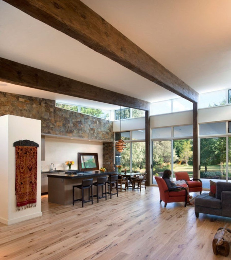 Потолок с деревянными балками