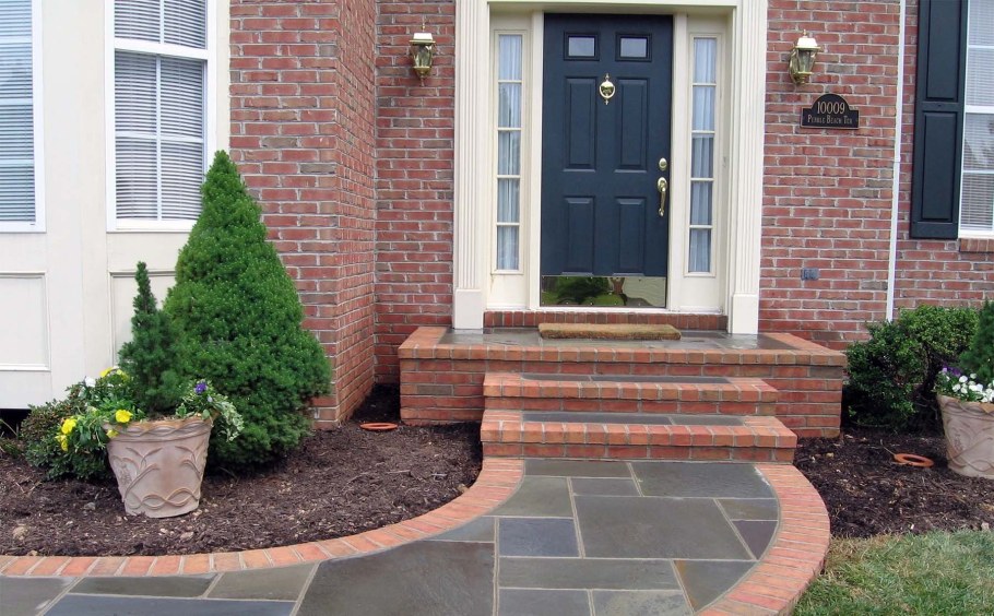 Ступени перед домом