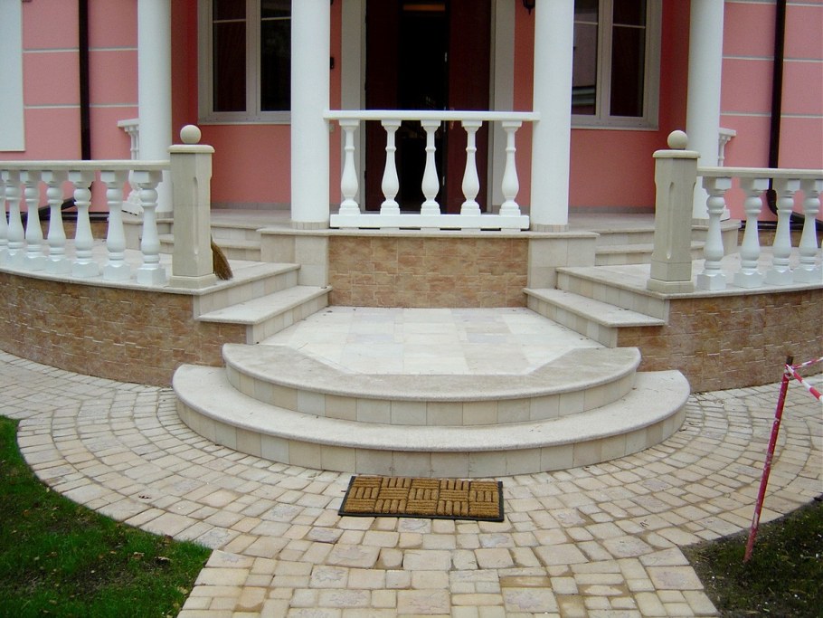 Входные ступеньки в дом