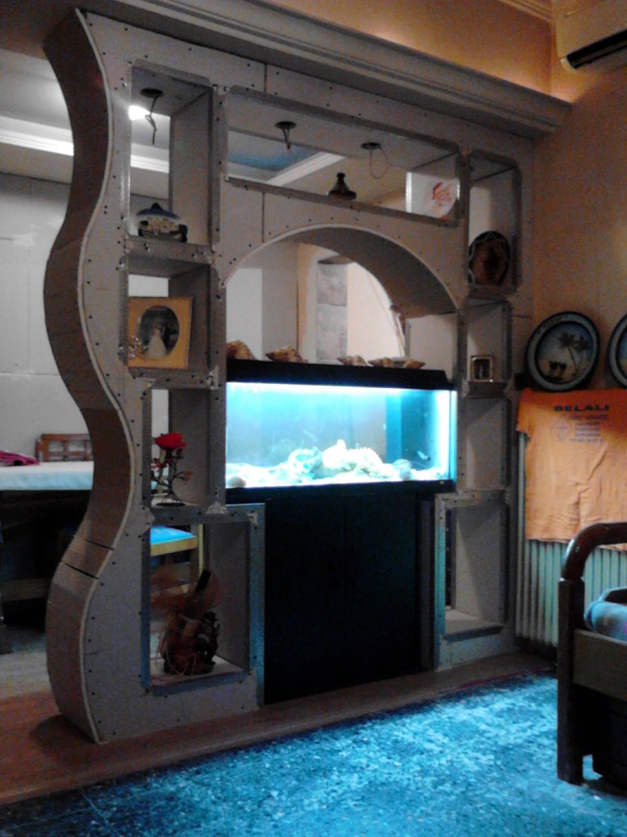 Аквариум в стенке