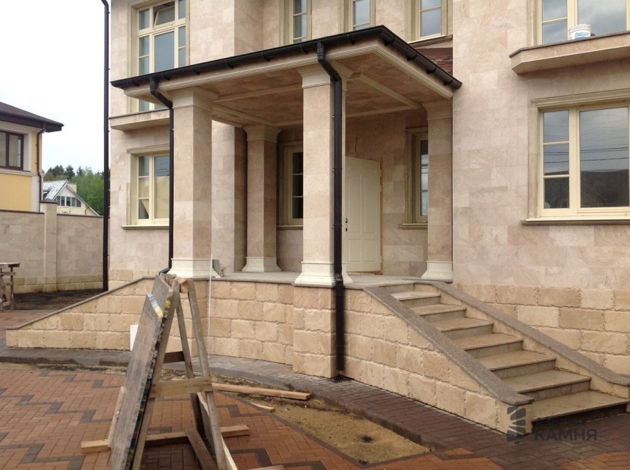 Крыльцо в частном доме