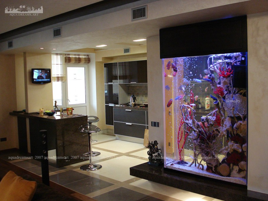 Встраиваемый аквариум в стену