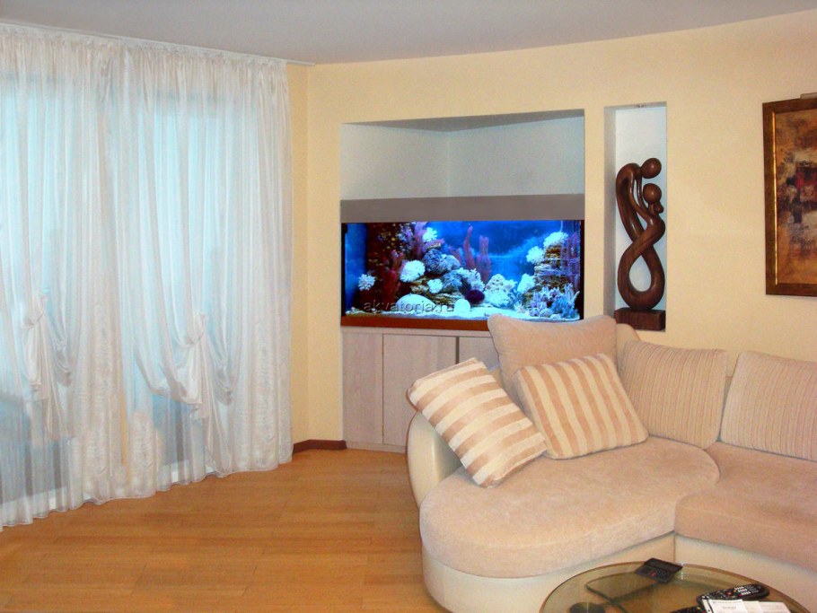 Аквариум в интерьере гостиной